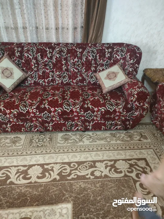 كنب 8مقاعد مع اربع برادي وطاولة خشب وسط