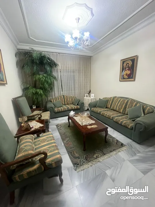 أثاث غرفة جلوس مع سفرة