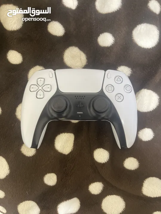جهاز بليستيشن فايف(ps5) بحالة ممتازة  استخدام خفيف  نسخة الديسك(cd edition)  مع يد.