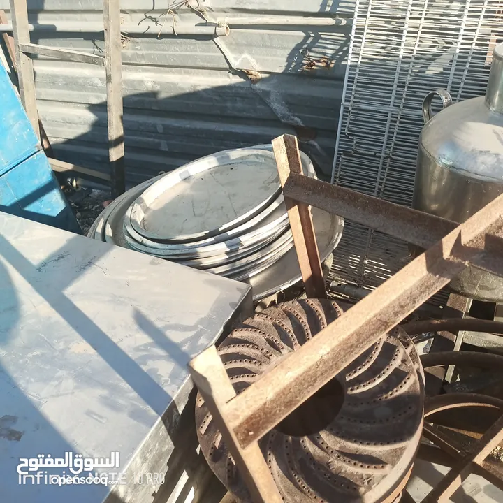 عدة مطاعم بحال الوكاله