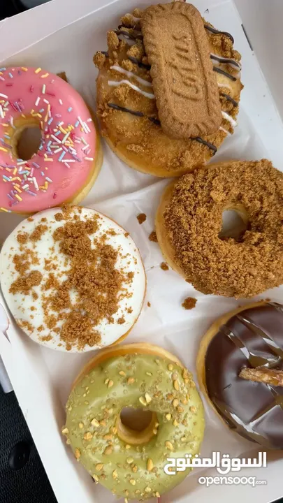 رشة سكر.. جاهز تعيش لحظات لذيذة؟ حضّرنا لك أحلى تشكيلة دونات طازجة وكريب طازج