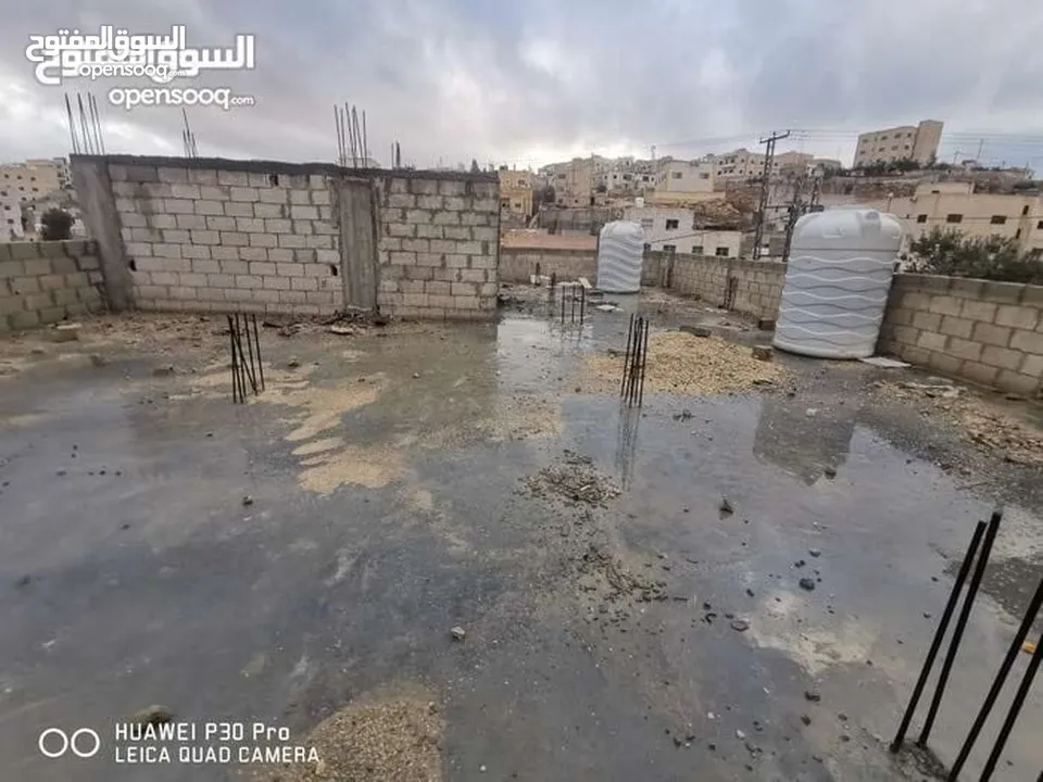 منزل قيد الانشاء مع مستودعات جاهزات