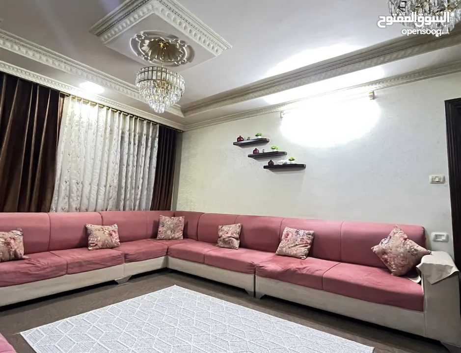 كورنر غرفة معيشة للبيع مع برداي بحالة جيدة جداً
