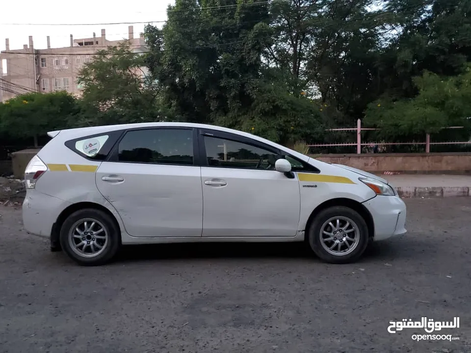 بريوس في  2012 Prius V هايبرد