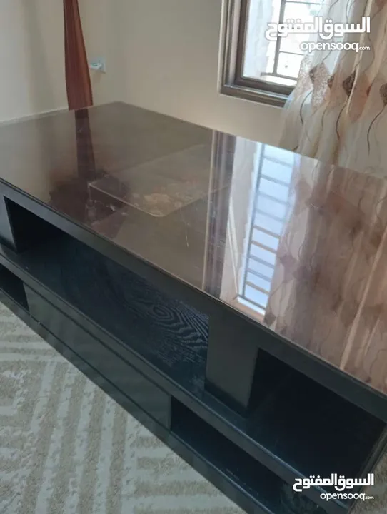 طاولتين وسط