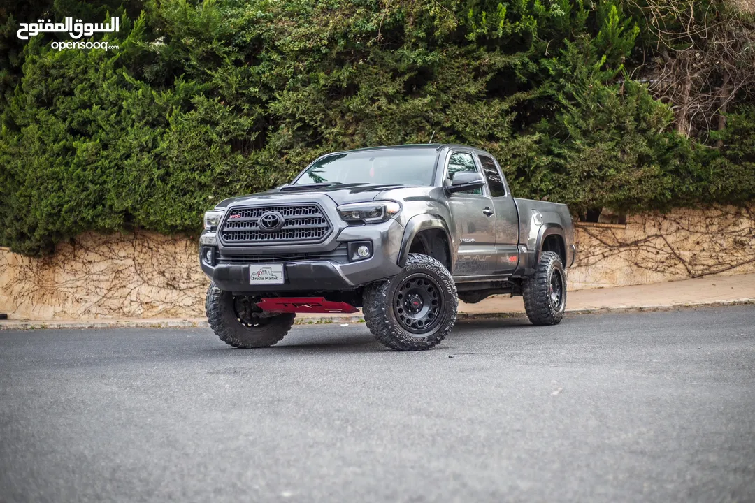 تويوتا تاكوما 2017  كابينة و نص مميز غيار عادي 4x4   بحالة ممتازة من المالك.