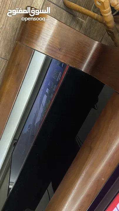 طاولة تلفزيون TV unit للبيع في غرفة الجلوس