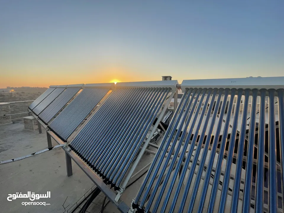 200 انبوب زجاجي حراري لتسخين المياه مع قواعد هيكل المنيوم وكل ما يلزم لتثبيته بحالة ممتازة جدا