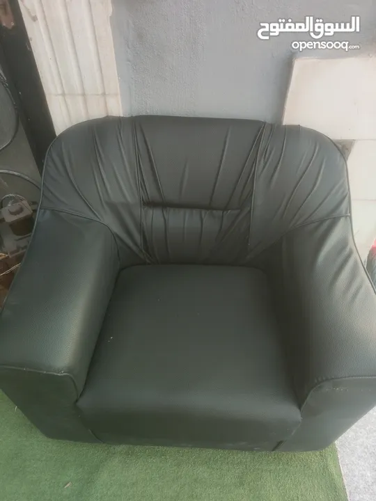 طقم كنب جلد للبيع بخاله ممتازه جدا