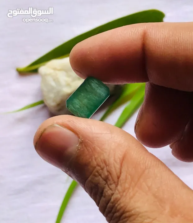 حجر زمرد زامبي طبيعي مع شهادة مختبر natural emerald stone