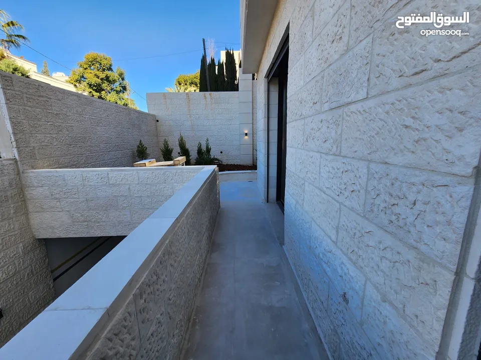 شقة طابقية فاخرة للبيع في عبدون  ref : 14383
