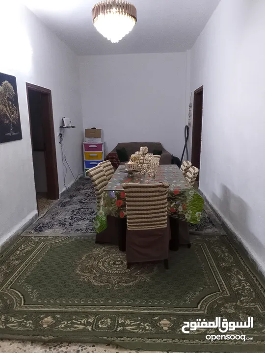 بيت طابقين كبير وواسع جدآ