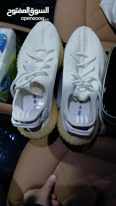 shoes Adidas Yeezy original 43وثلث الابيض اصلي والرمادي قياس 44 كوبي  بحاله ممتازه كانه جديد .