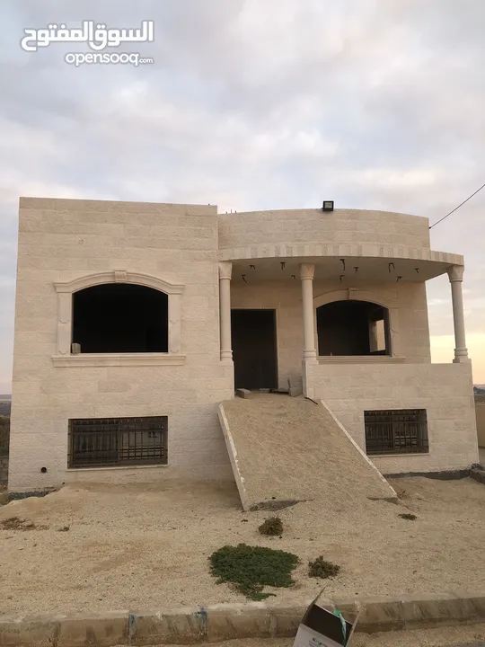 بيت طابقين للبيع اجمل مناطق مادبا موقع هادي لمحبين الراحة للبيع بداعي السفر بسعر مغري