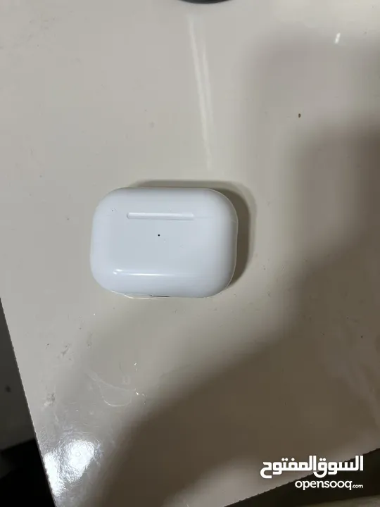 سماعة airpods pro 2 ممتازه استعملتها تقريبا مرتين و معها شاحن و الحمايات تبعون الاذن