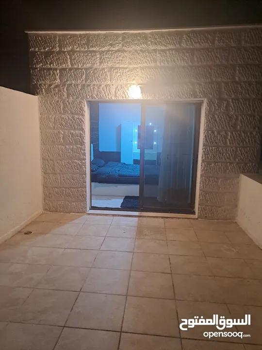 روف مفروش في عبدون مع ترس واسع