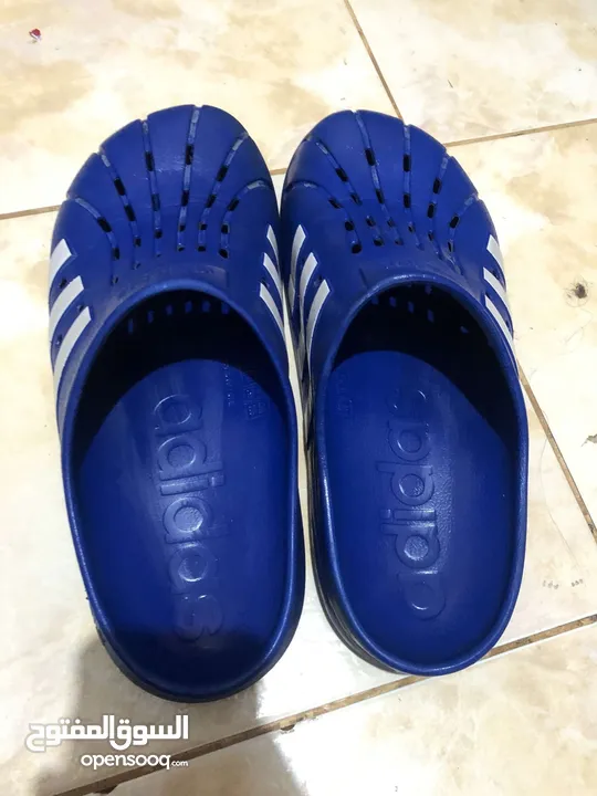 جزمتين اديداس (ADILETTE CLOGS) نظيفة للبيع بسعر جبار
