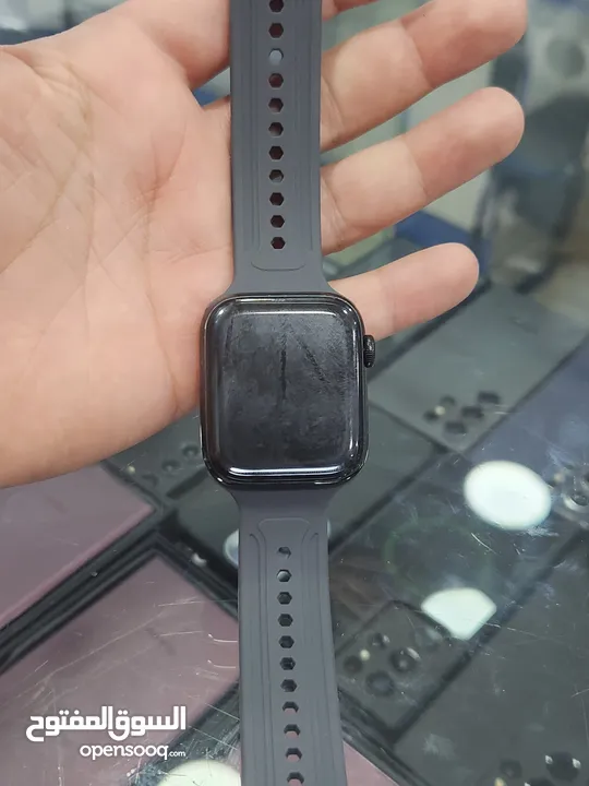 Apple watch 4 44mm بحالة ممتازة بسعر مميز