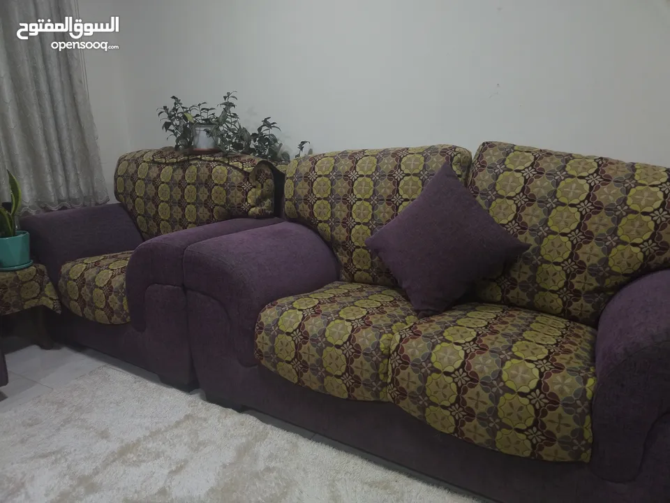 كنب خشب زان اصلي بدون خدش واحد استعمال جدا خفيف و السفنج بحالة الوكالة