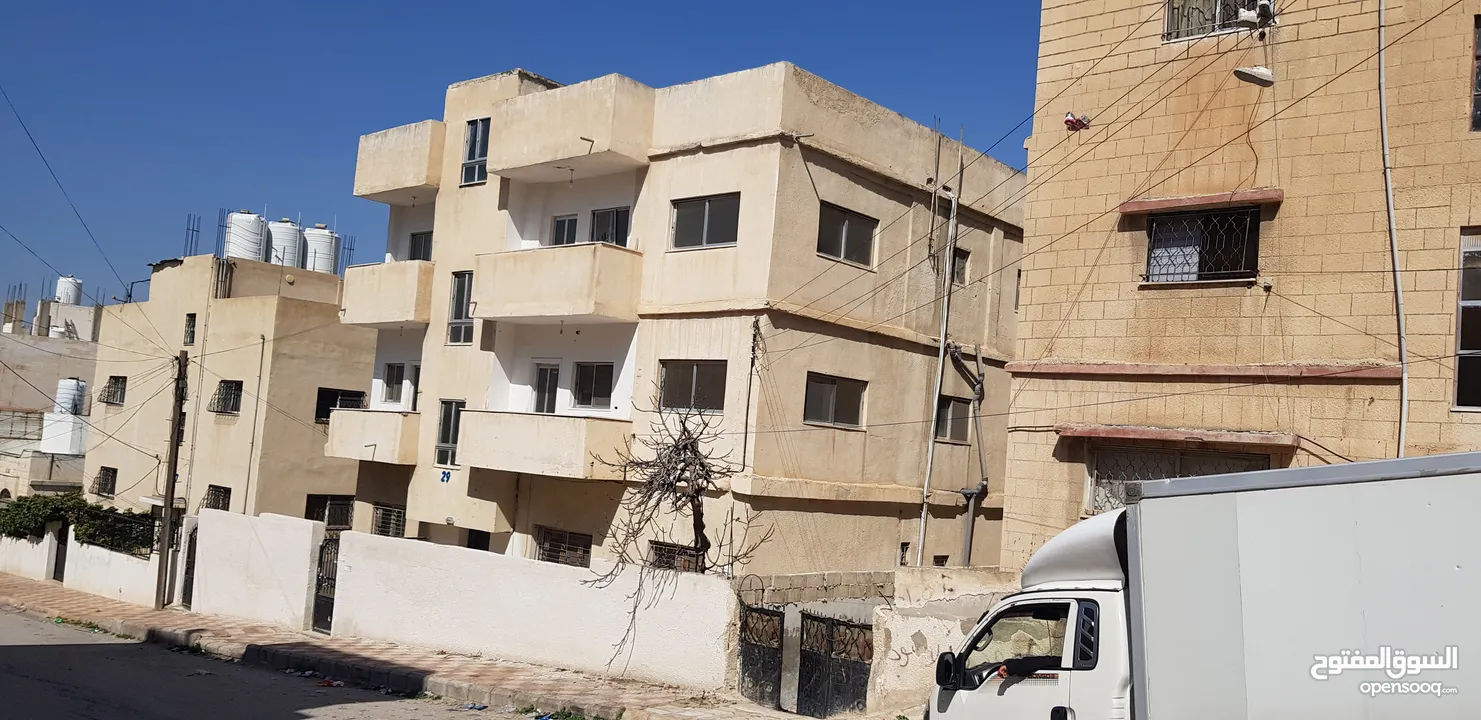 عمارة من اربع طوابق العمارة فارغة