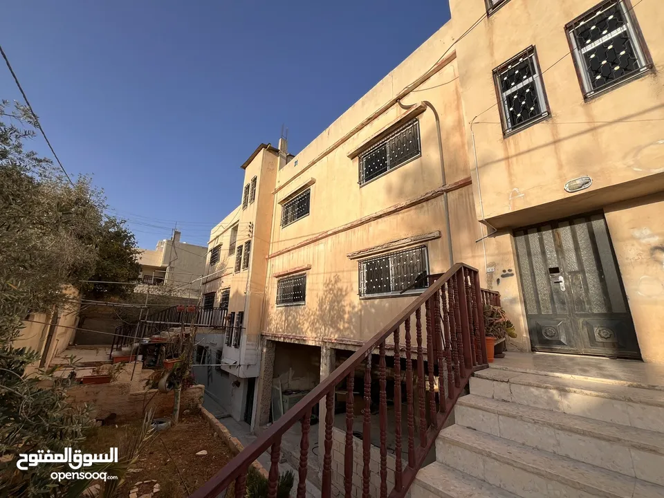 عمارة ثلاث طوابق + شقة ارضية عظم +تسوية  + كراج سيارات  للبيع