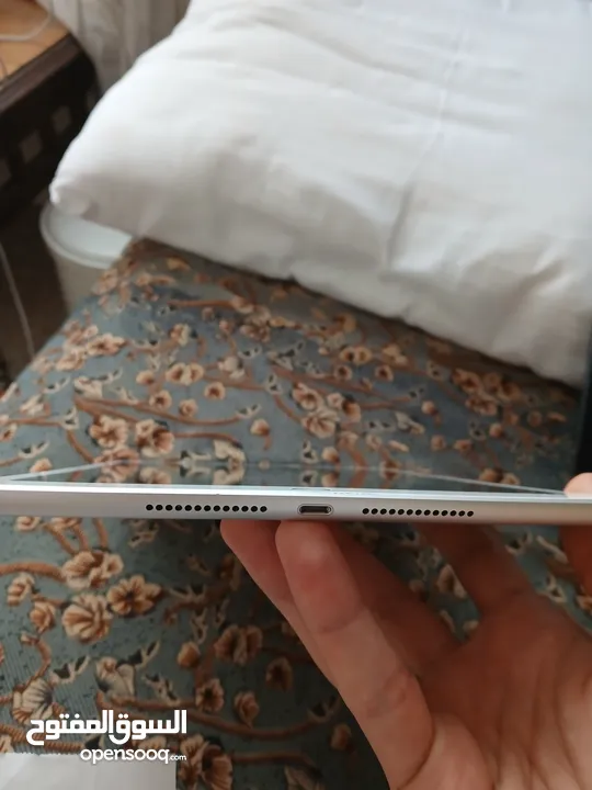 ايباد 8 مساحة 128 جيجا بايت لون سلفر فل نضافة غير مفكوك واستخدام خفيف  نوعا ما  iPad 8 128 gb