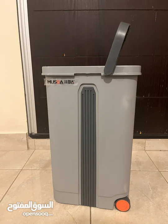 سطل مسح فصل بين الماء النظيف والماء المتسخ مع عجلات قابل للجر مع مماسح مايكروفايبر عدد 2
