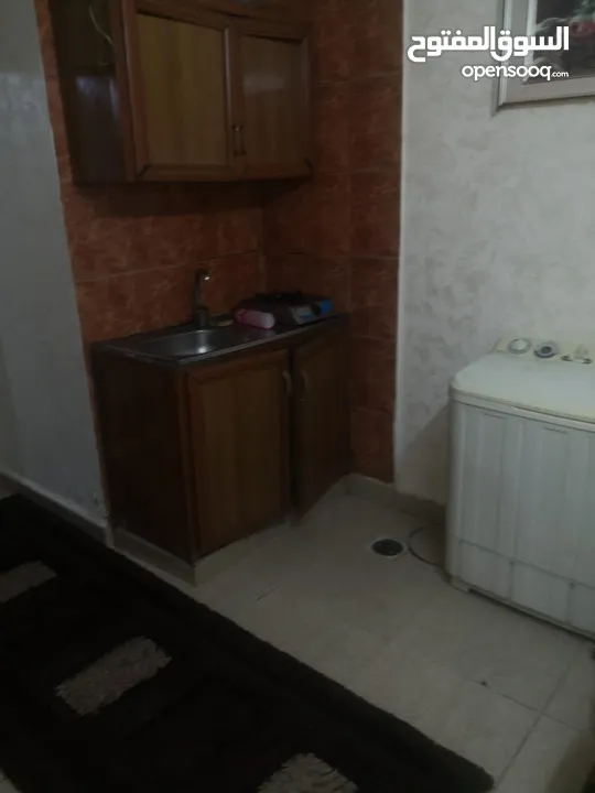 خلف مستشفى الحسين قرب سكن اميمه غرفه و صاله مفروش