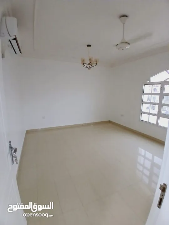 Ghubrah south 4 bedrooms villa for rent بالغبره الجنوبيه فيلا 4 غرف للايجار