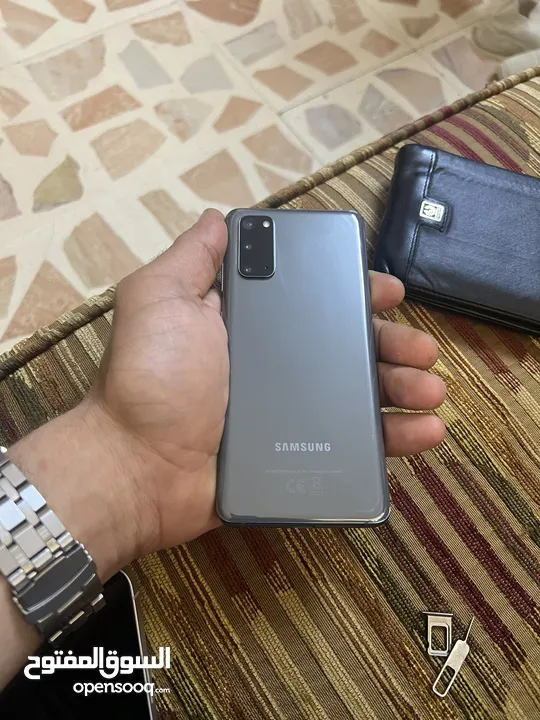SAMSUNG S20 بحاله الوكاله بدون خدوش استعمال خفيف جدا  مش مفتوح ولا مبدل فيه اي قطعه  ع وضع الشركه