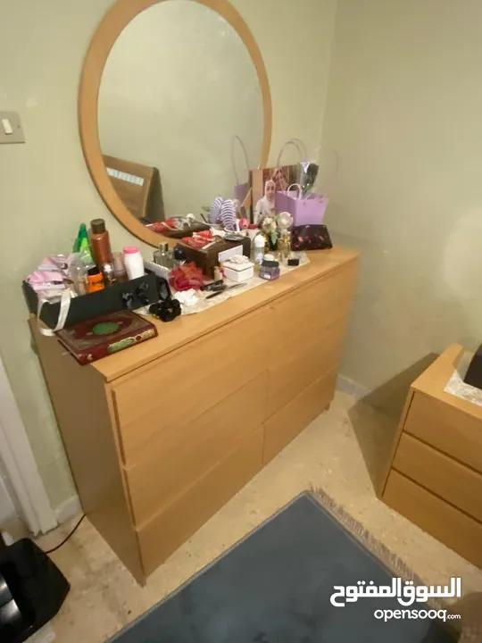 غرفة نوم سرير وتسريحة وكومدينتين