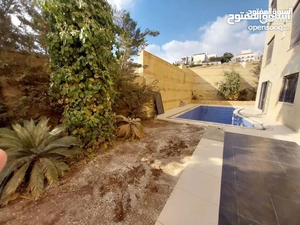 شقة شبه ارضية  مميزة مع مسبح وحديقة للبيع في عبدون