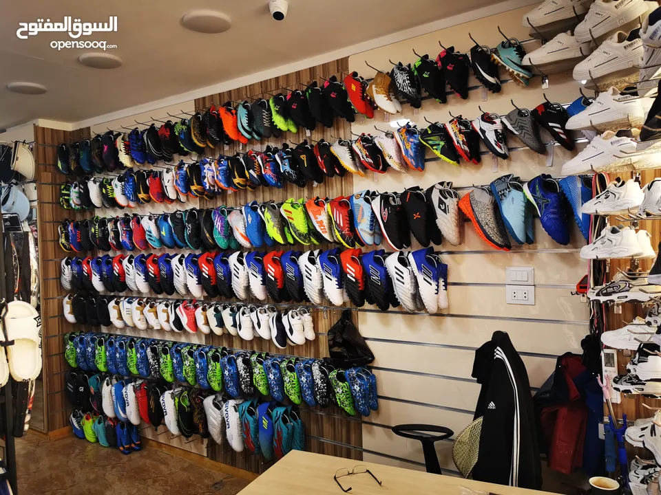 محل أحذيه بكامل الديكور والمعدات والأحذيه