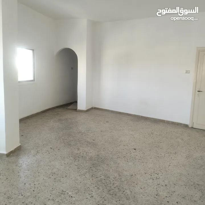 منزل للبيع طابق ثاني على شارع رئيسي في ايدون على إشارة ايدون