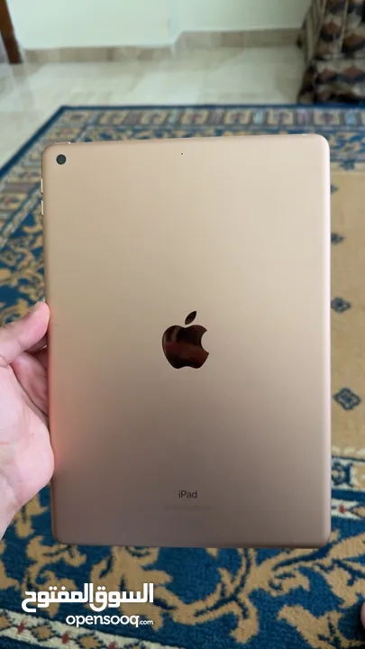 Ipad 8th 32gb لون ذهبي