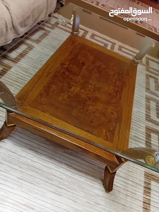طاولة زجاجية مع قاعدة خشبية(خشب طبيعي) يوجد خدوش