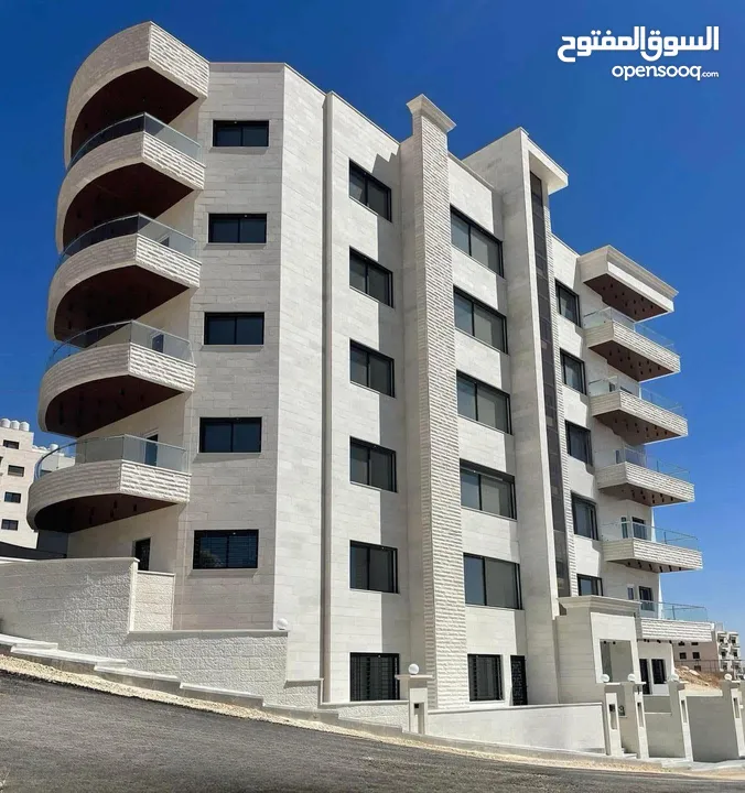 شقة ارضية للبيع في الجبيهة 150م2 + 140م2 ترسات خارجية (شقتين في الطابق) على 3 شوارع من المالك