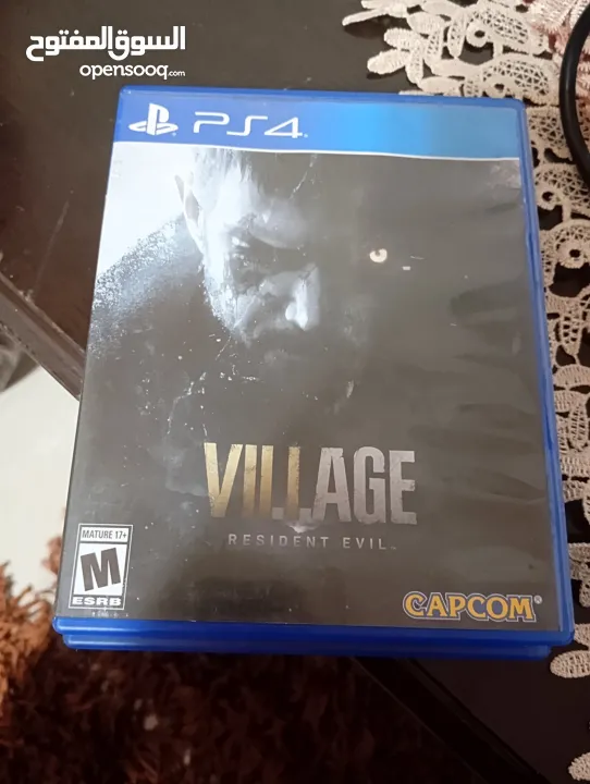 شباب موجود دسكات بلاستيشن 4 مستعمل بحاله جيده