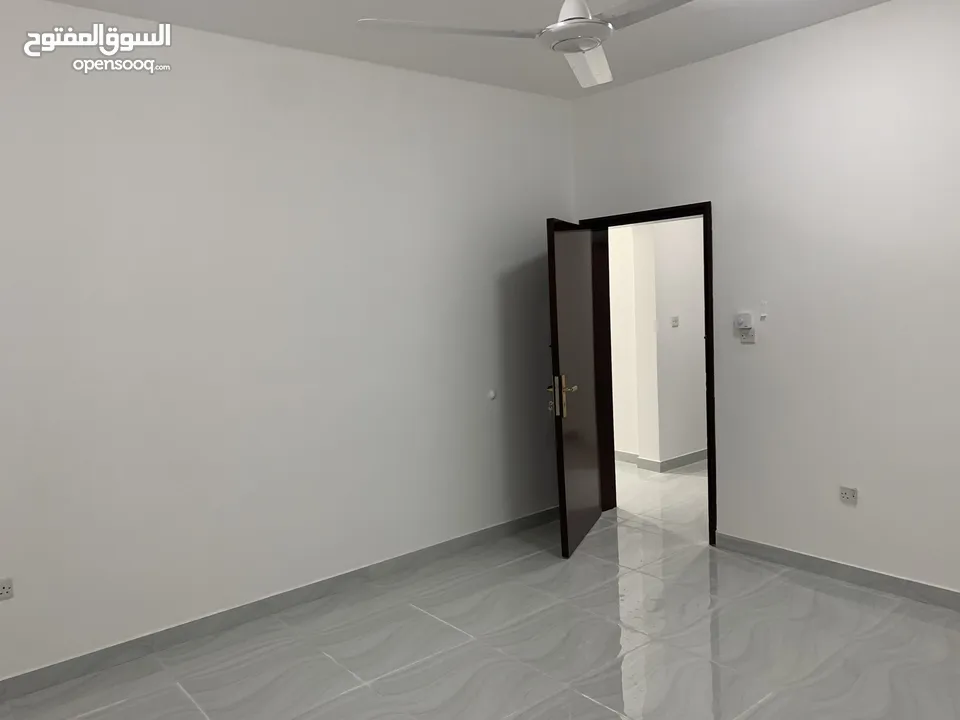 شقة واسعة بتشطيبات حديثة خلف وكالة هوندا Spacious Ground floor Flat Behind Honda