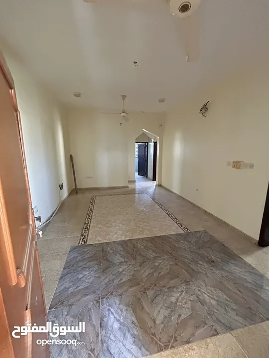 شقة في الطابق الثالث للإيجار  (للعوائل والنساء) Apartment on third floor for rent.