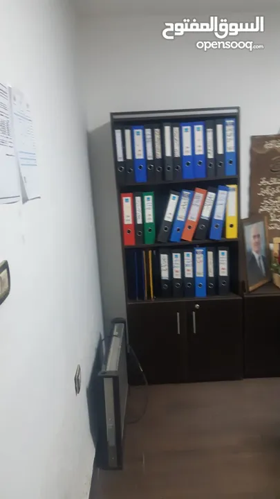 اثاث مكتبي بحاله ممتاز للبيع مع جميع المحتويات