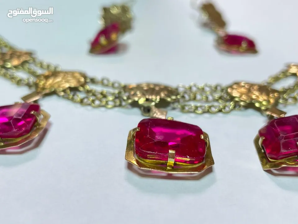 Old ruby ​​stone حجر الياقوت القديم