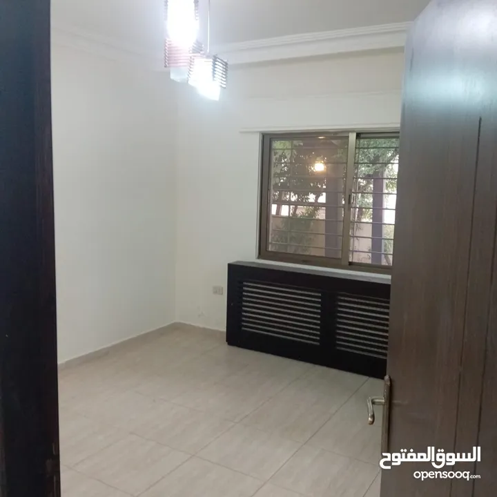 خلدا ـ شقه ارضيه فارغه للايجار ـ 200 متر داخلي  200 متر خارجي + حديقه مشجره - كراج خاص