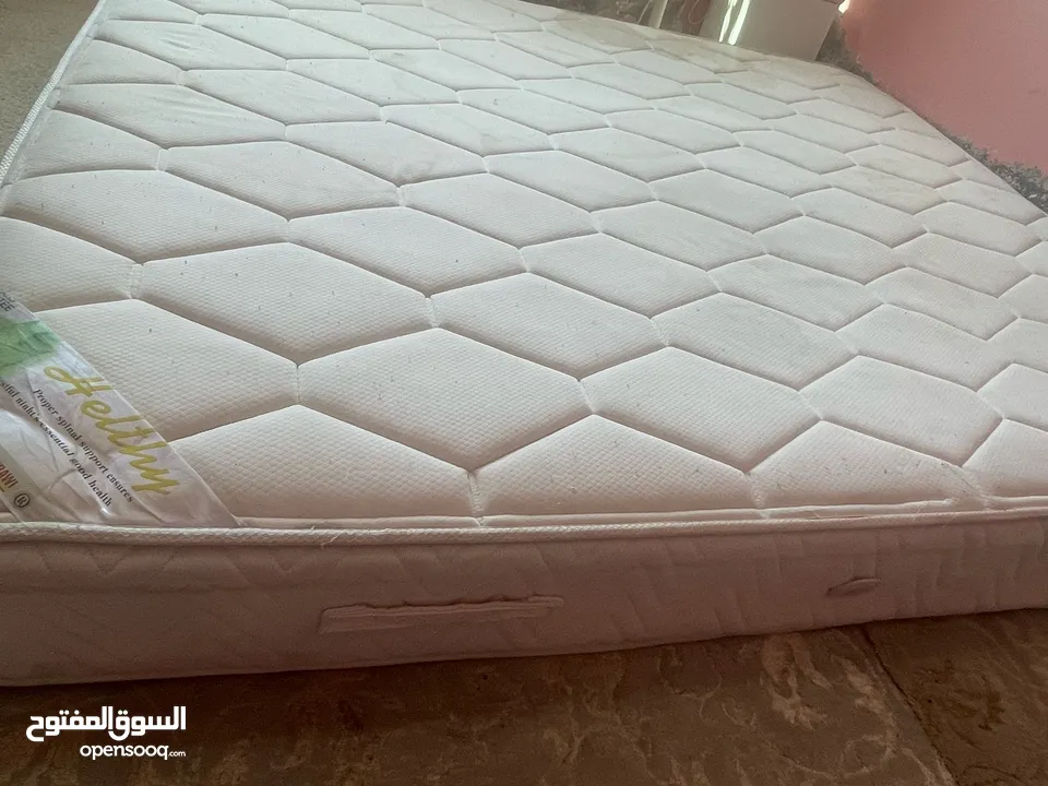 فرشة زمبركيه بحالة جيده صحيح فيها طبع عصير ولكن بحالة الوكالة   العرض 181 m طول 200 m