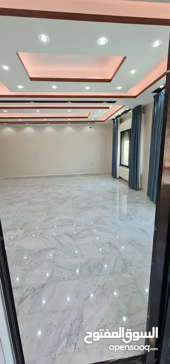 شقة للبيع في  الجاردنز  وقرب شارع المدينة المنورة 200م طابق اول علي شارعين بحالة جيدة جدا بسعر مغري