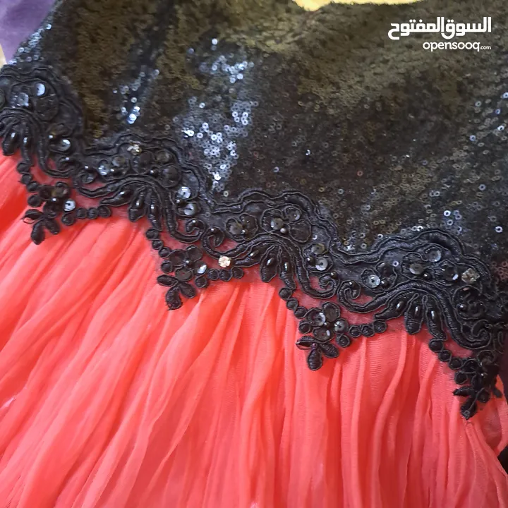 ملابس وكريمات للبيع