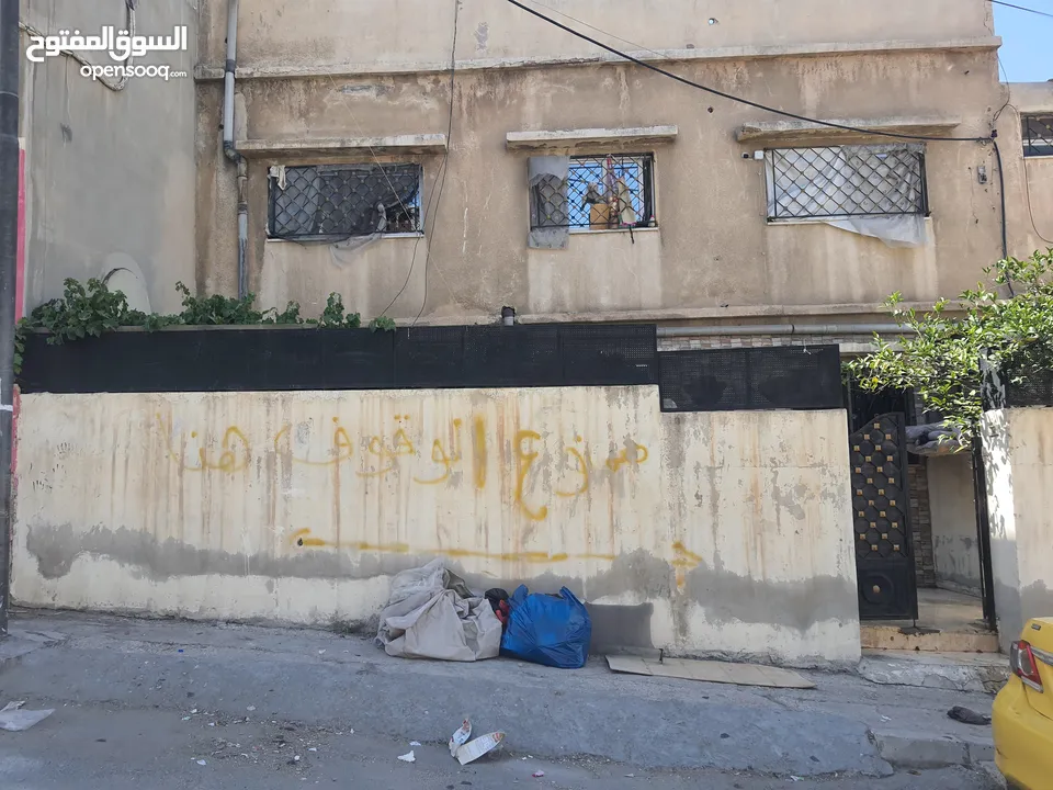 عمارة مكونه من طابقين وساحه خارجيه للبيع