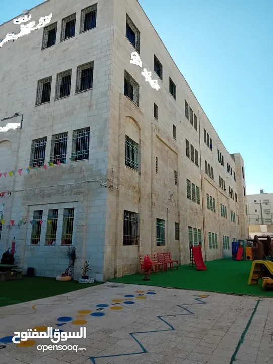 مدرسة للبيع