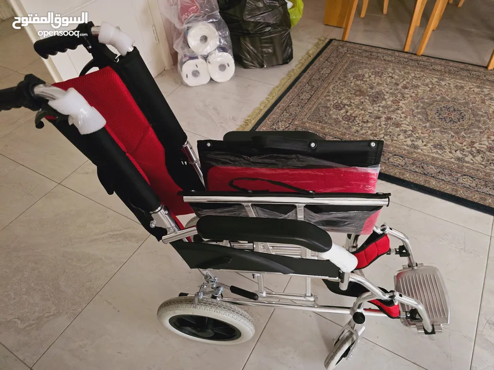 كرسي متحرك قابل للطي طبي خفيف الوزن كرسي متحرك لكبار السن لذوي الإحتياجات الخاصة