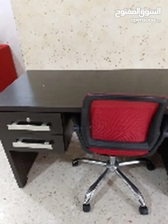 مكتب مع كرسي ولا قحط في للبيع بسبب ضيق المكان يصلح لدراسة أو لمكتب